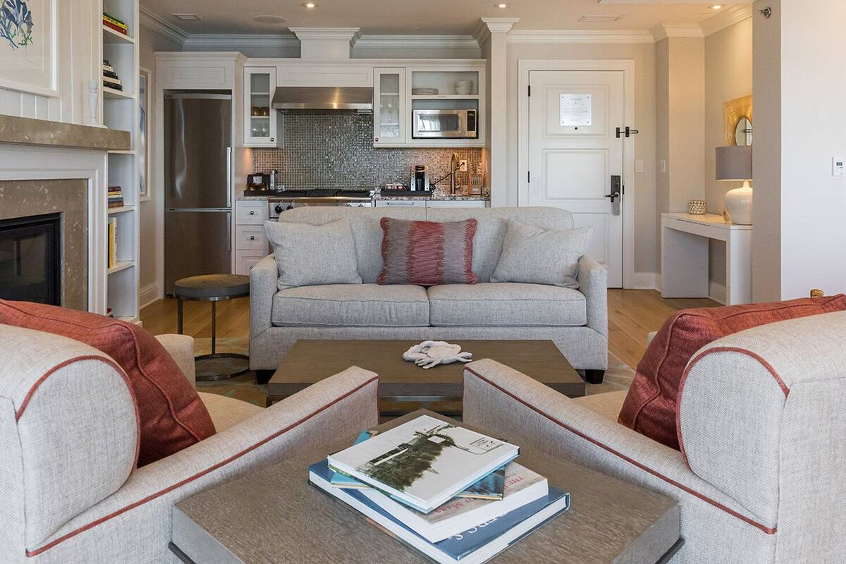 frette italian sheets, premium bedding, in-room safe, desk