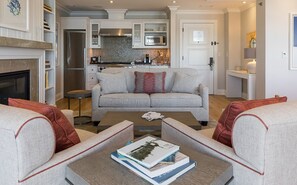 ملاءات إيطالية من طراز فريتي وأغطية فراش متميزة وخزنة داخل الغرفة ومكتب