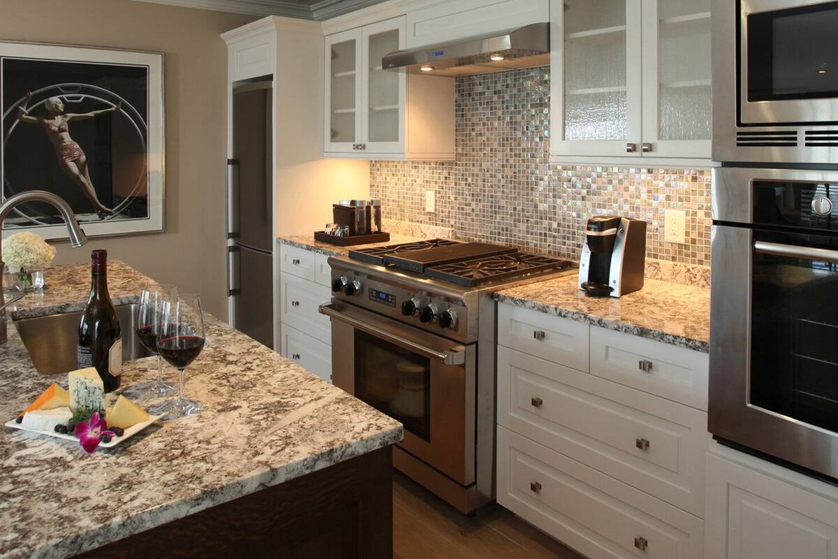 frette italian sheets, premium bedding, in-room safe, desk