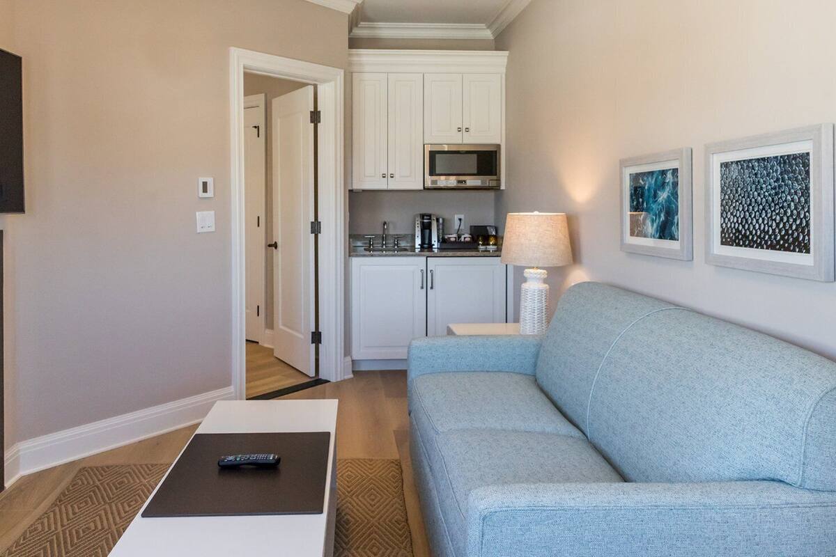 frette italian sheets, premium bedding, in-room safe, desk