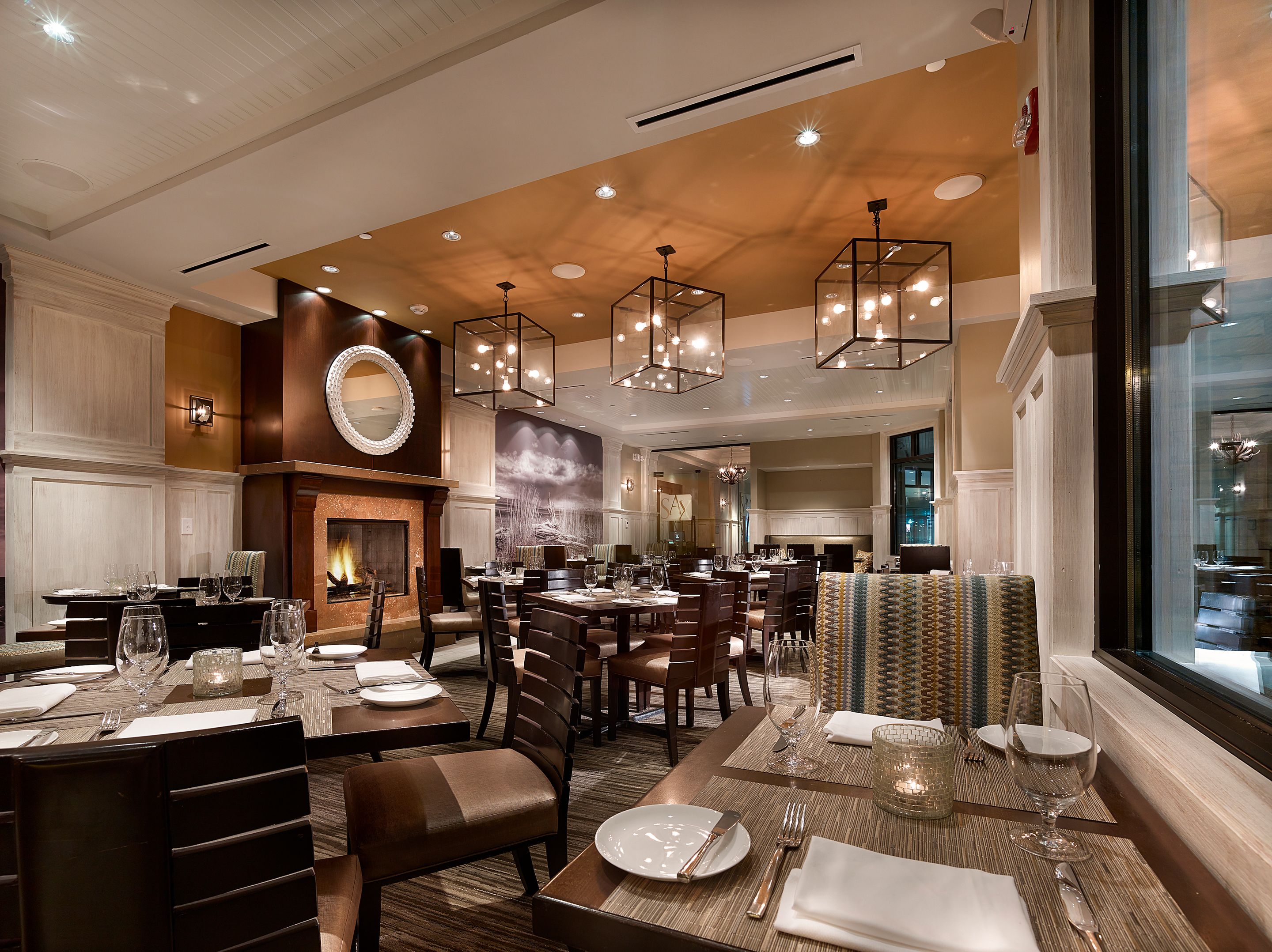 2 restaurants, lunch, dinner, brunch served; local cuisine