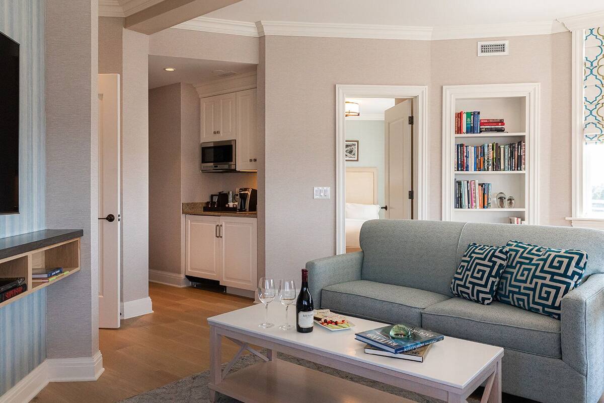 frette italian sheets, premium bedding, in-room safe, desk