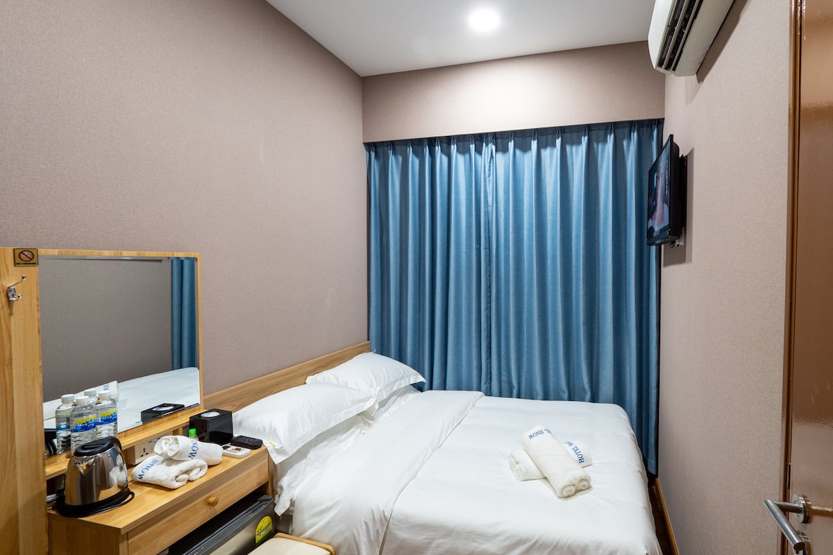 Deluxe Double Room | Desk, laptop workspace, iron/ironing board, free WiFi