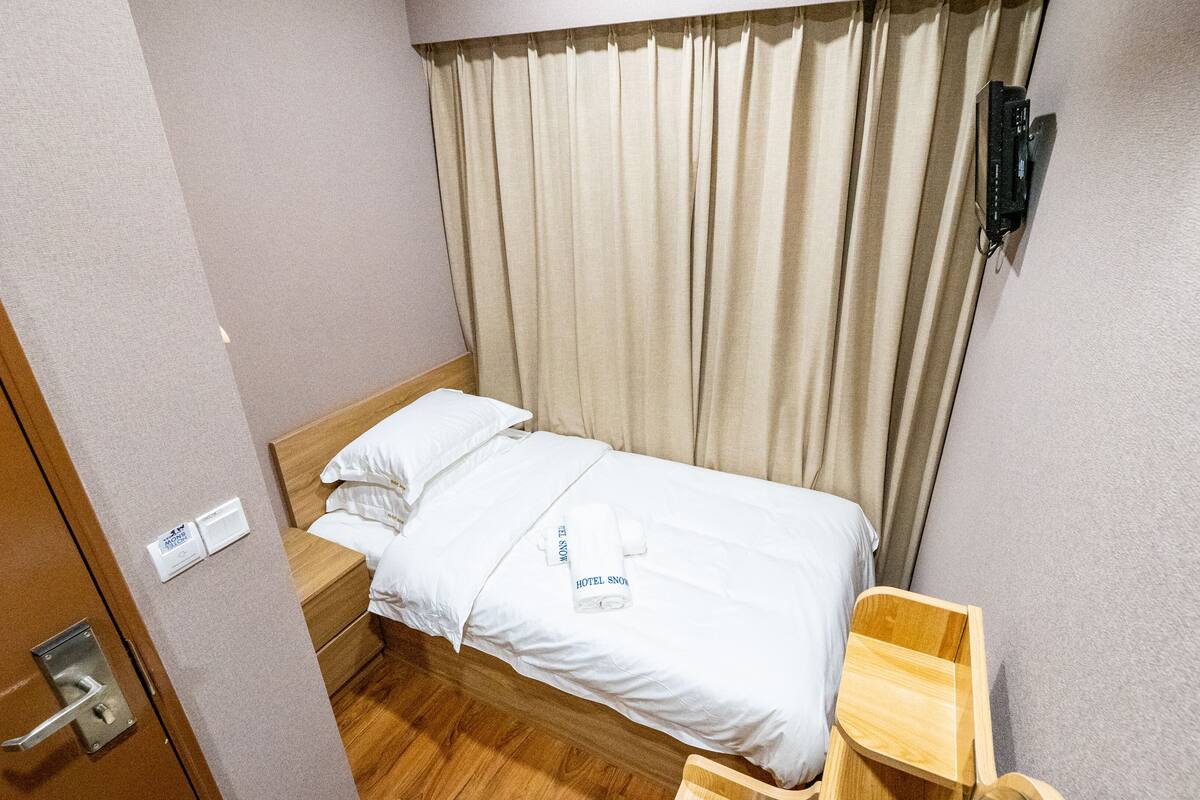 Super Single Room | デスク、ノートパソコン用作業スペース、アイロン / アイロン台、WiFi (無料)