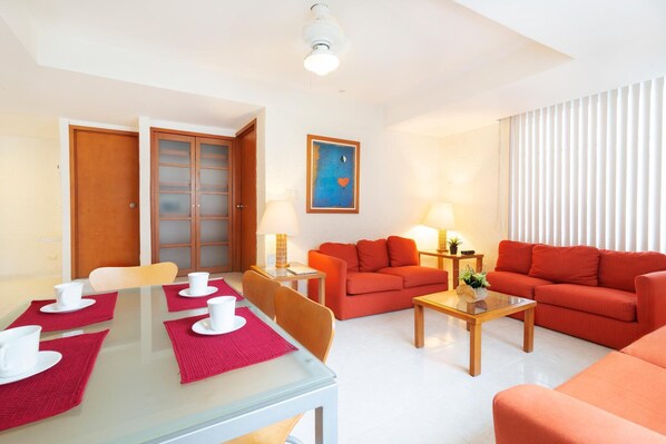 32-inch flat-screen TV with cable channels, TV - Hotel & Suites Nader (Cancun)