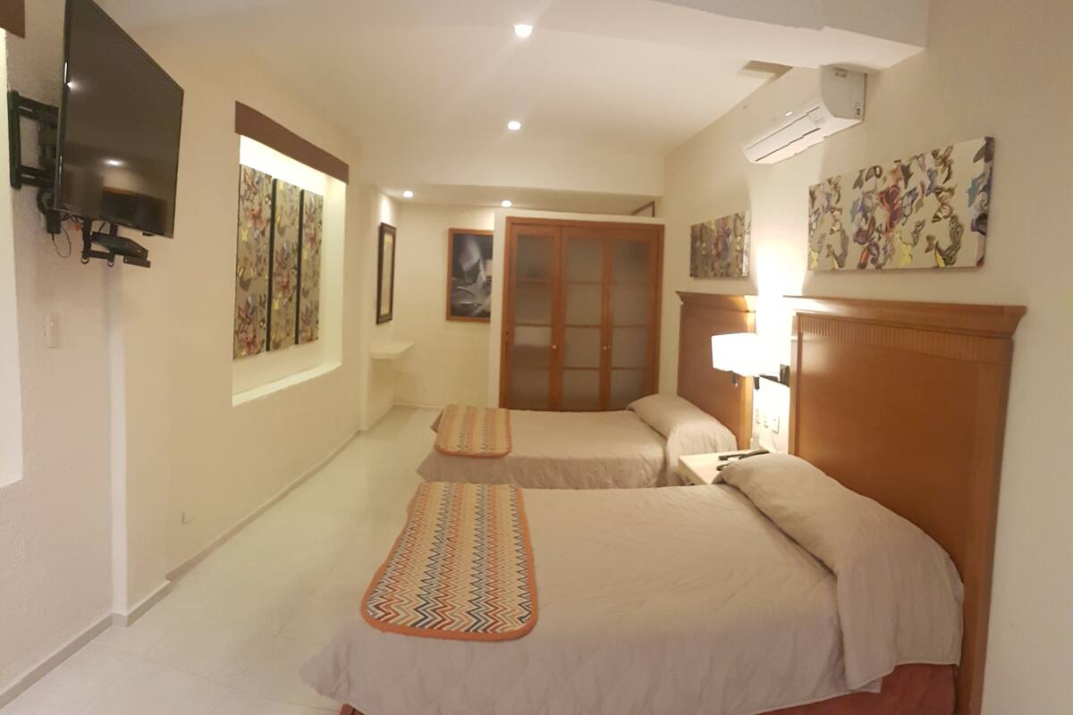Junior Suite | Down comforters, in-room safe, laptop workspace, blackout drapes