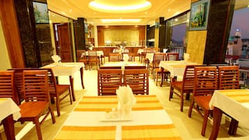 Breakfast served, international cuisine