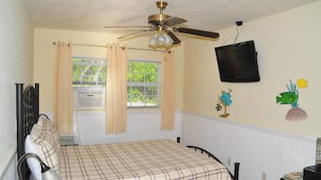 Deluxe Room, 1 Queen Bed | Individually decorated, individually furnished, free WiFi