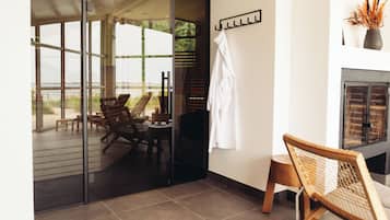 Sauna, hot tub
