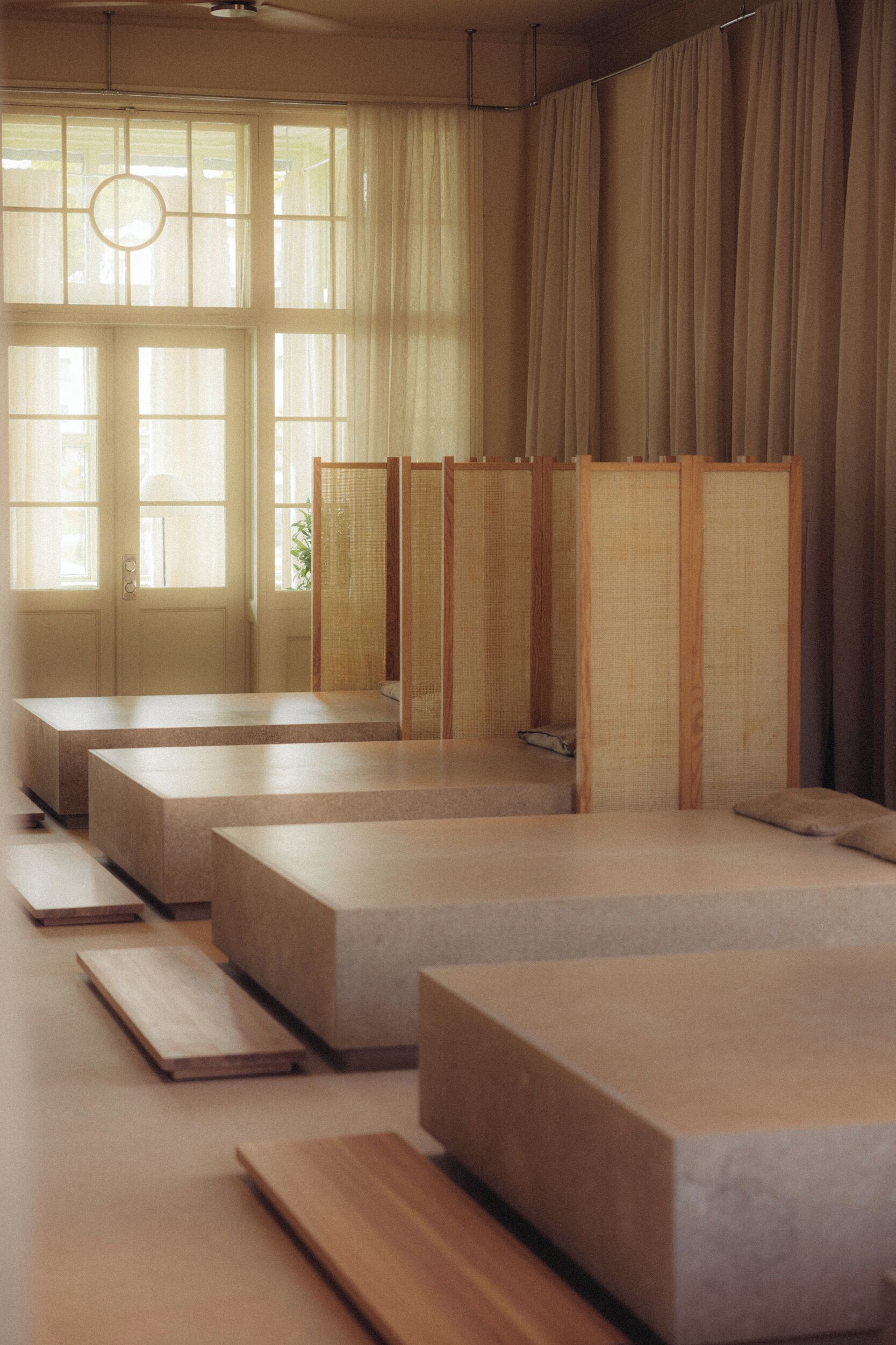 Una habitación con esteras de tatami, un divisor de puertas shoji y una puerta corredera tradicional japonesa.