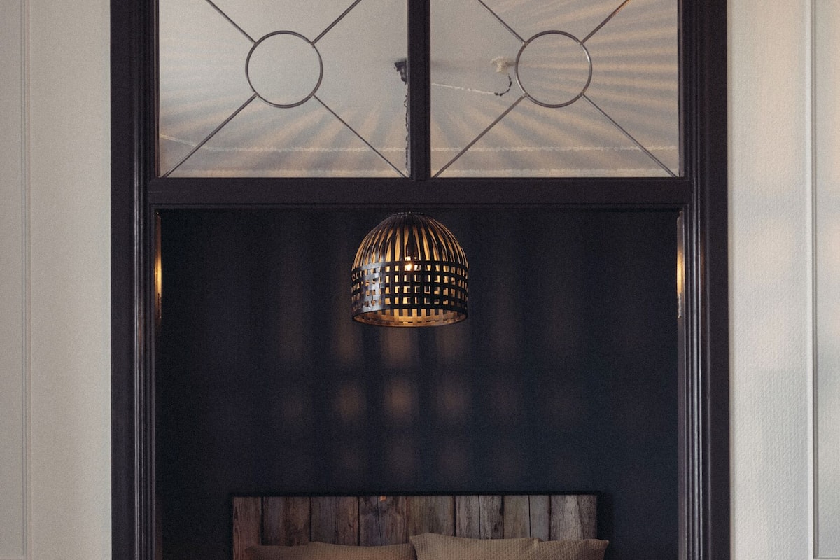 Escritorio, tabla de planchar con plancha, wifi gratis y ropa de cama