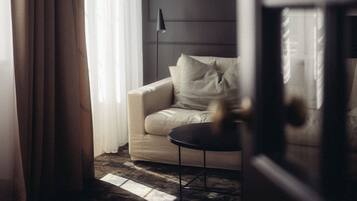 Ein modernes Wohnzimmer mit einer Couch, einem Couchtisch und einer Lampe.