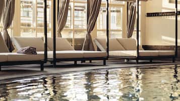 2 Innenpools, geöffnet von 08:00 Uhr bis 22:00 Uhr, Liegestühle
