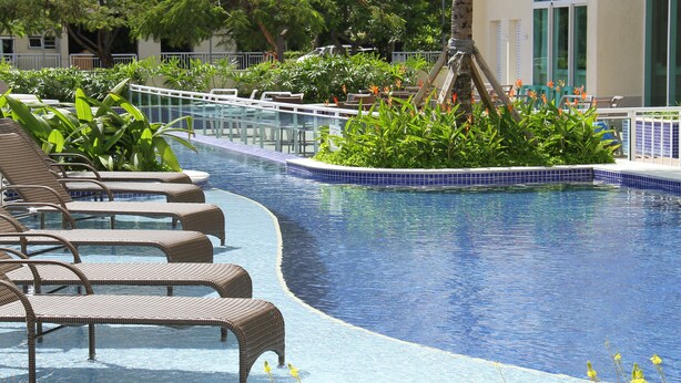 Una piscina al aire libre