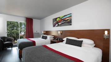 Ein Hotelzimmer mit zwei Betten, einem roten Vorhang, einem Gemälde an der Wand und Blick auf Bäume durch das Fenster.