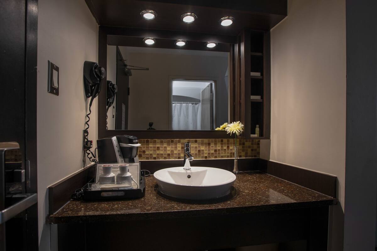 classic room, 2 double beds | bathroom | combined shower/bathtub, free toiletries, hair dryer, bathrobes