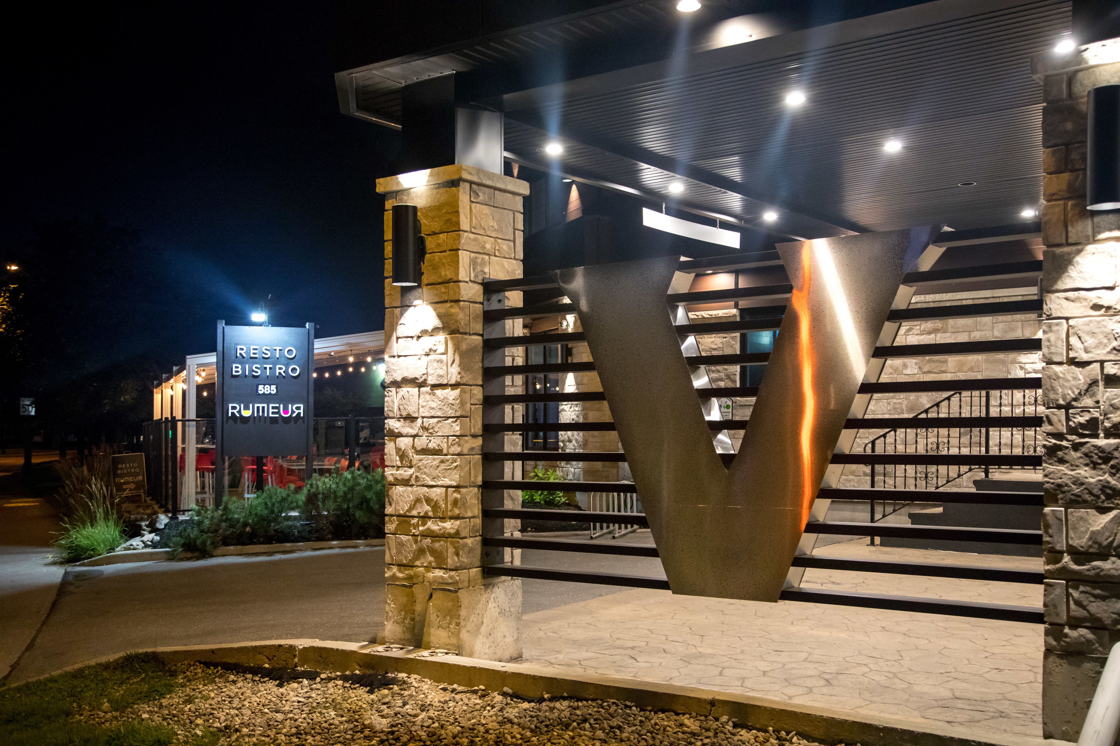 Voorkant accommodatie - avond/nacht