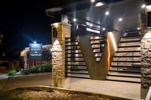 Fachada de la propiedad por la tarde o noche