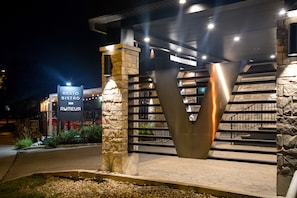 Façade de l’hébergement - soirée/nuit