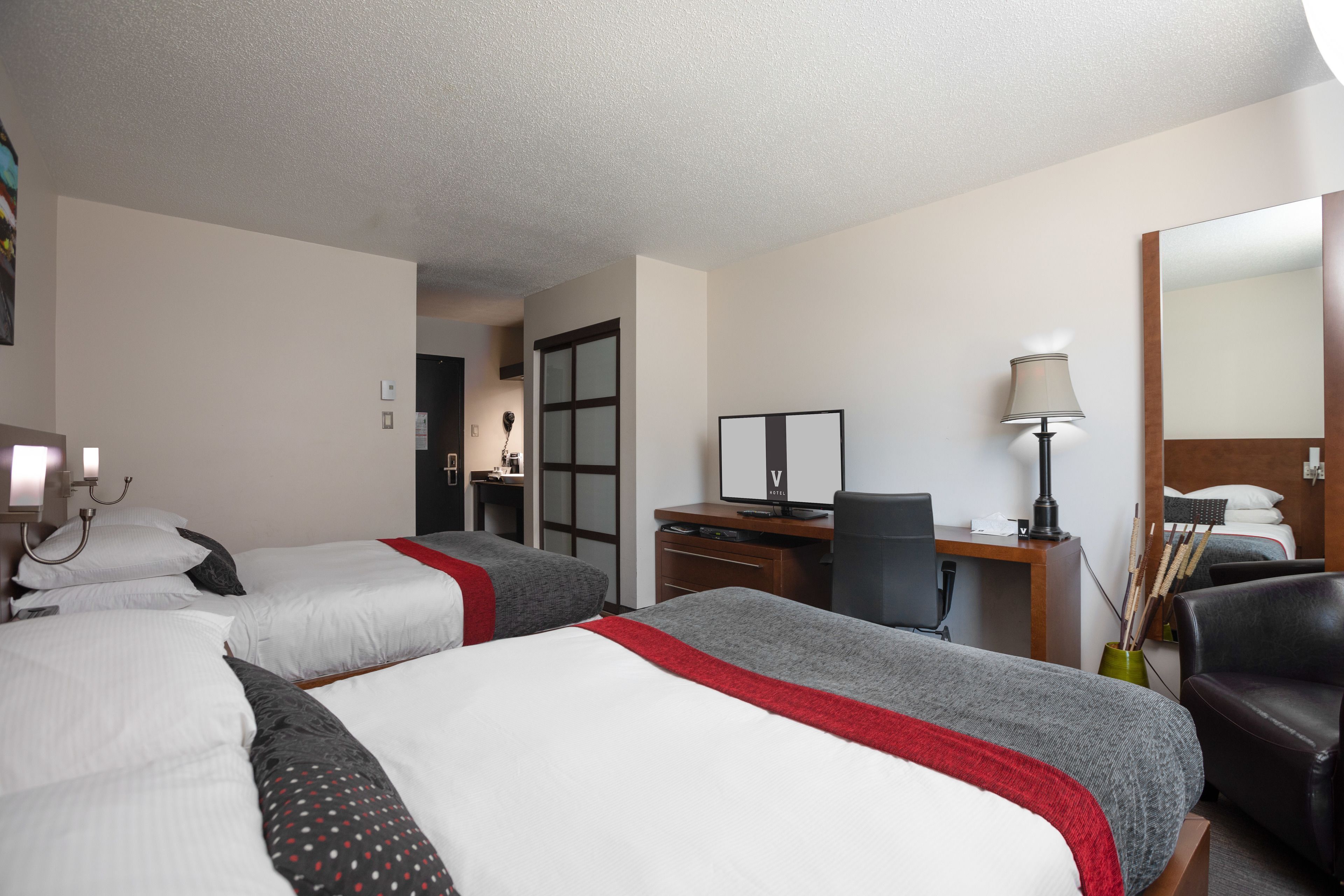 Zimmersafe, Schreibtisch, Verdunkelungsvorhänge, schallisolierte Zimmer