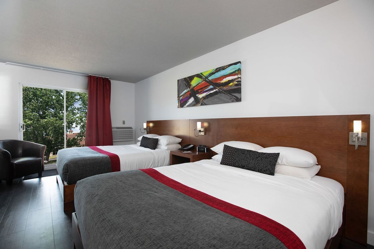 Zimmersafe, Schreibtisch, Verdunkelungsvorhänge, schallisolierte Zimmer