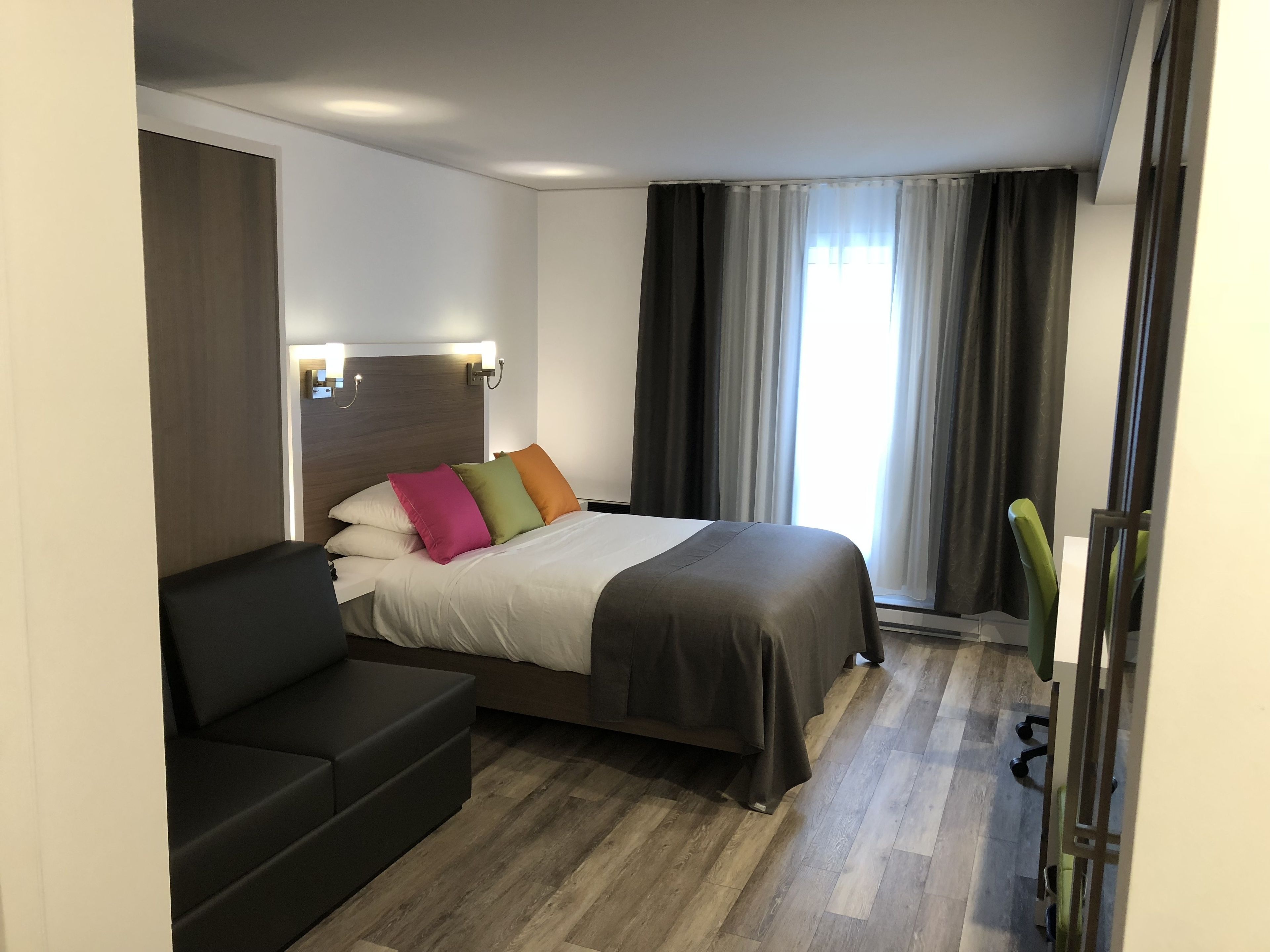 chambre executive , 1 lit queen 1 lit escamotable | in-room safe, desk, blackout curtains, soundproofing