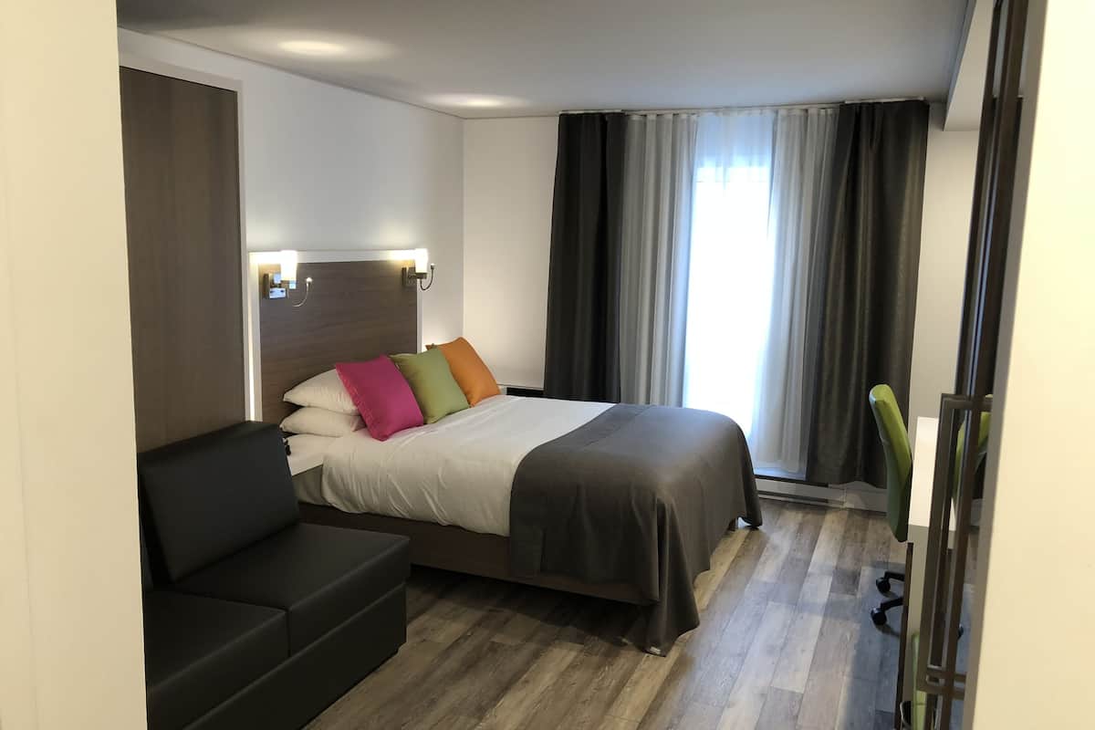 chambre executive , 1 lit queen 1 lit escamotable | in-room safe, desk, blackout curtains, soundproofing