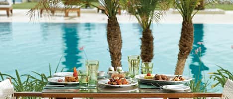 10 restaurants, breakfast, lunch, dinner served; international cuisine