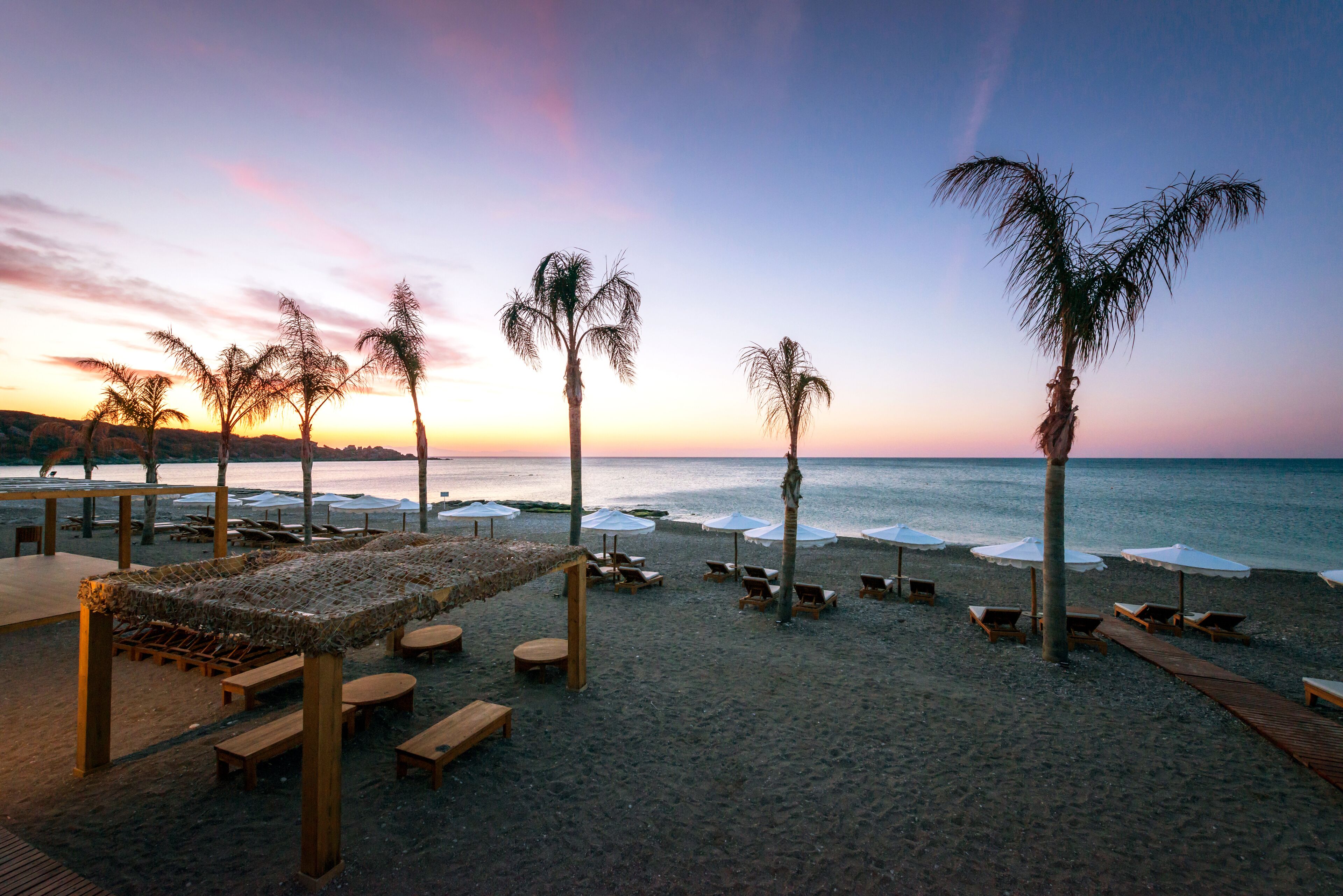 Aan een privéstrand, ligstoelen, parasols, strandlakens