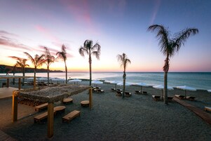 Playa privada, sillas reclinables de playa, sombrillas, toallas de playa