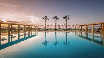 2 kolam renang outdoor, dengan payung kolam renang dan kursi berjemur