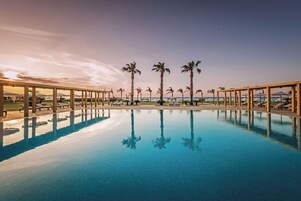 2 piscinas al aire libre, sombrillas, sillones reclinables de piscina