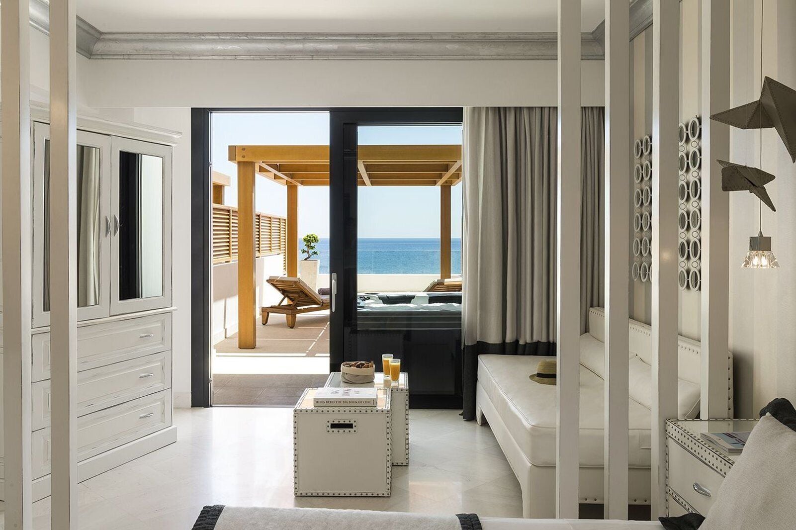 Suite Junior, vista mare (Whirlpool Spa) | Minibar, una cassaforte in camera, insonorizzazione, ferro/asse da stiro