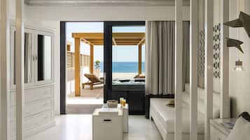 Suite Junior, vista mare (Whirlpool Spa) | Minibar, una cassaforte in camera, insonorizzazione, ferro/asse da stiro