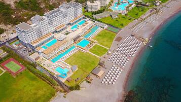 2 piscines extérieures, parasols de plage, chaises longues