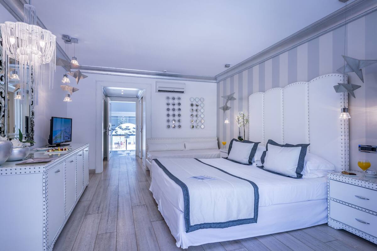 Twin Room, Mountain View | Minibar, in-room safe, soundproofing, iron/ironing board (on request)