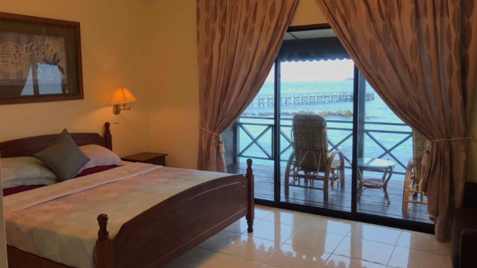 Deluxe Double Room | Minibar, in-room safe, blackout drapes, bed sheets