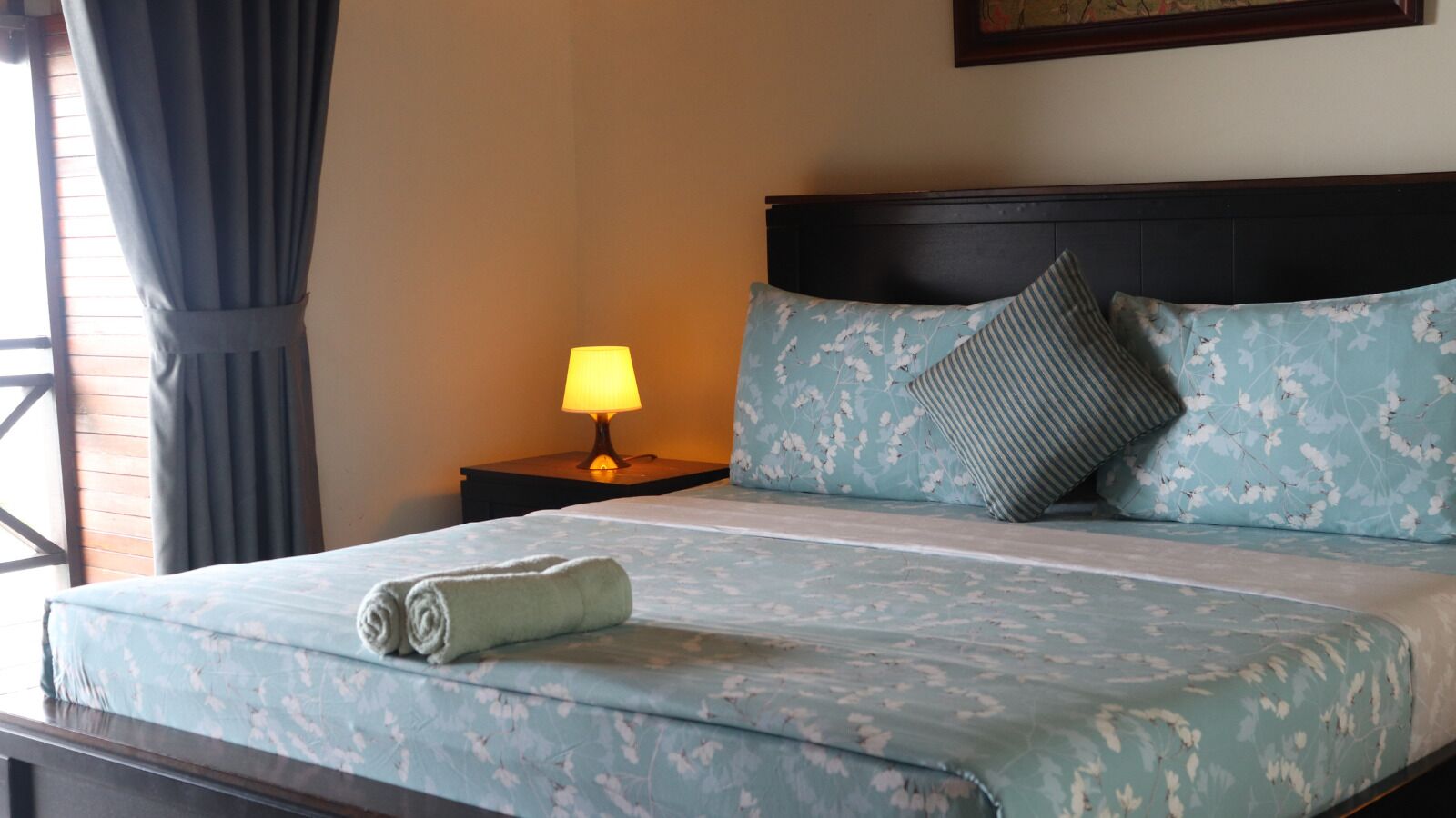 Deluxe Double Room | Minibar, in-room safe, blackout drapes, bed sheets