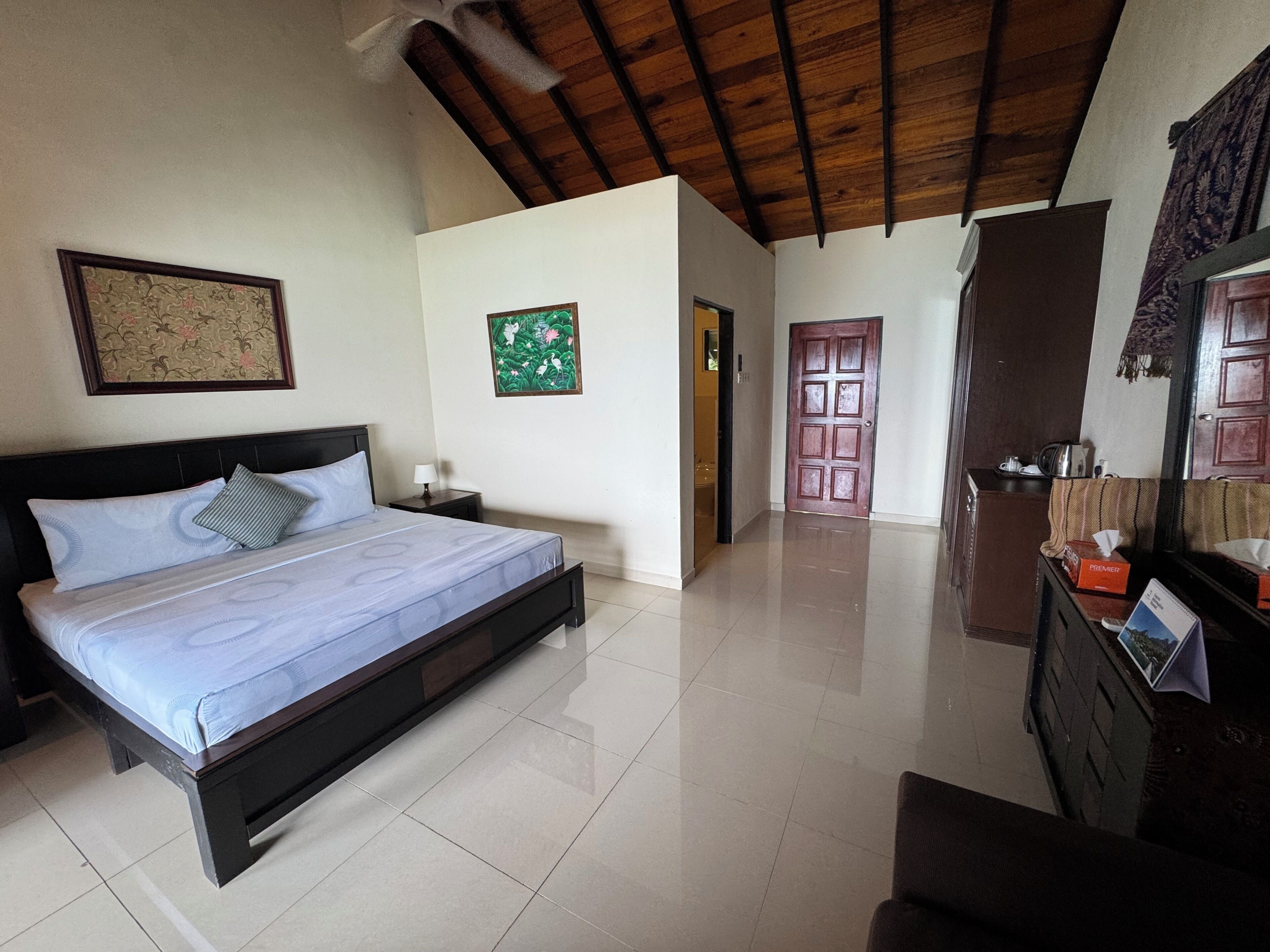 Deluxe Double Room | Minibar, in-room safe, blackout drapes, bed sheets