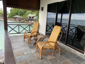 Minibar, coffres-forts dans les chambres, rideaux occultants