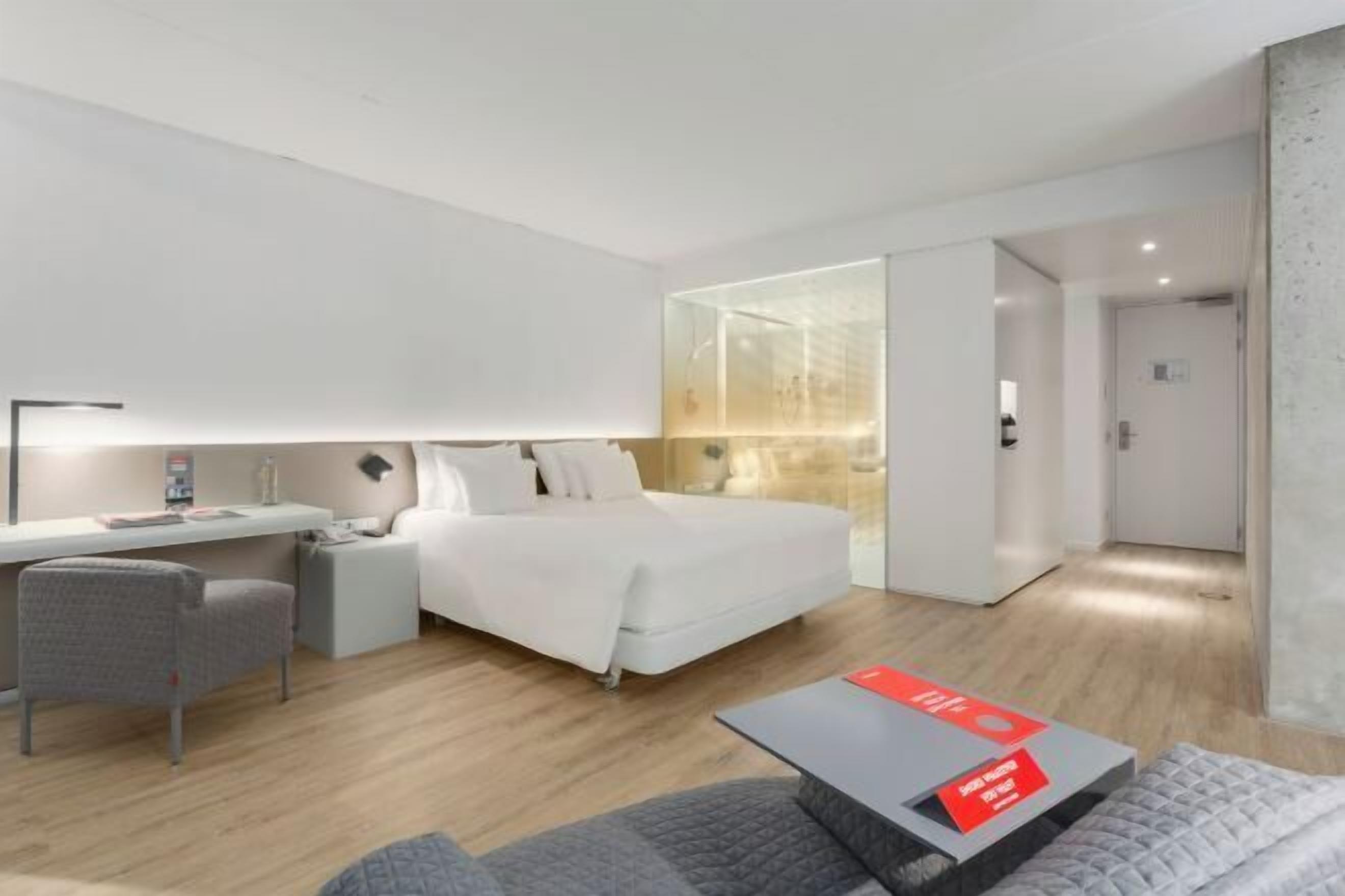 ตู้นิรภัยในห้องพัก, โต๊ะทำงาน, ห้องเก็บเสียง, เปล/เตียงเด็กอ่อน (ฟรี)