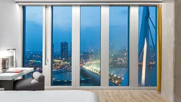 Premium-Zimmer (Single Use - Skyline View) | Zimmersafe, Schreibtisch, schallisolierte Zimmer, kostenlose Babybetten