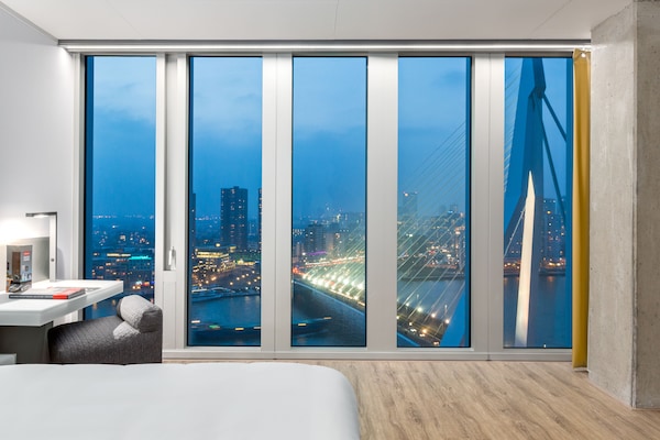 Premium Room (Single Use - Skyline View) | Peti besi dalam bilik, meja, kalis bunyi, katil bayi/kot (percuma)