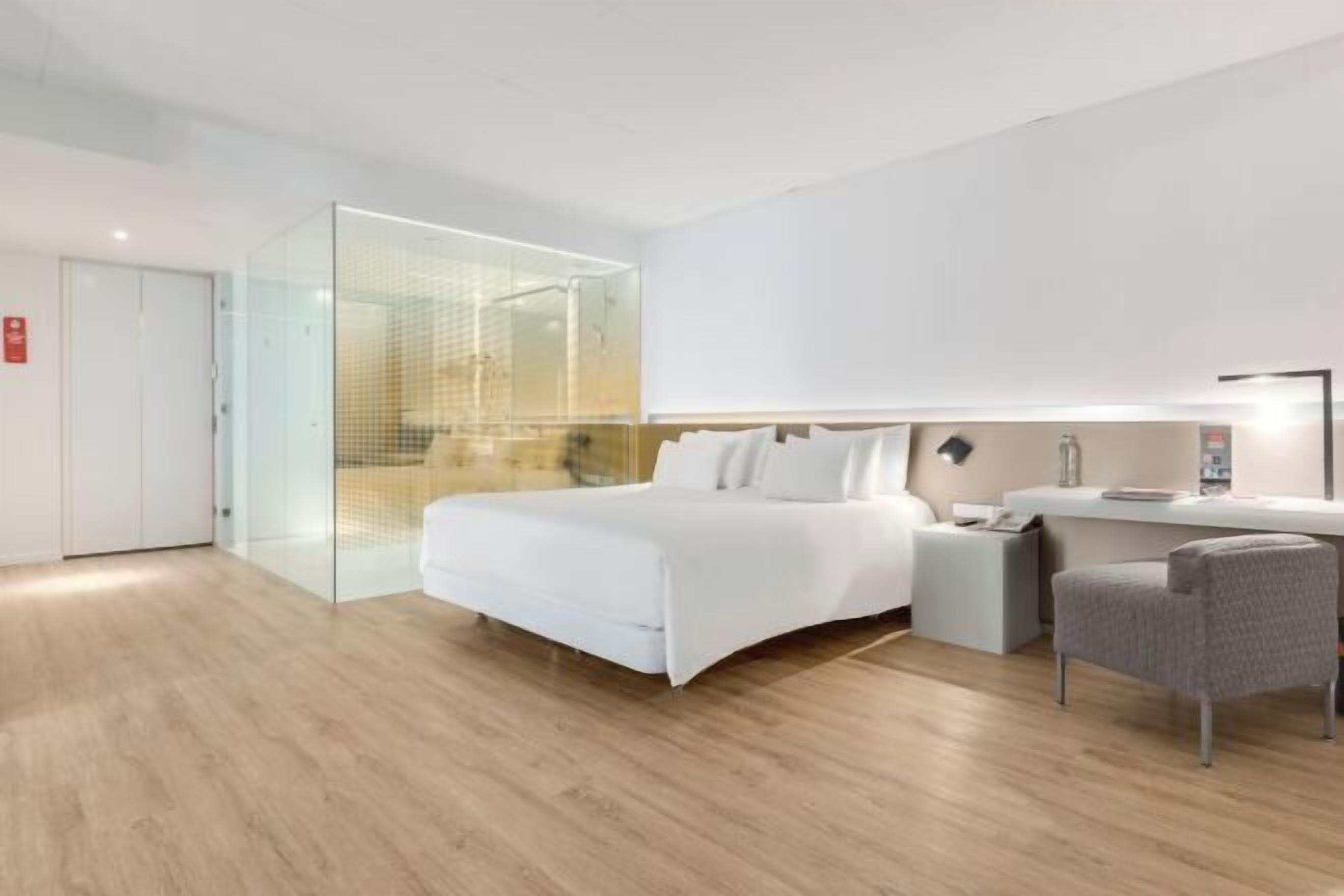 ตู้นิรภัยในห้องพัก, โต๊ะทำงาน, ห้องเก็บเสียง, เปล/เตียงเด็กอ่อน (ฟรี)