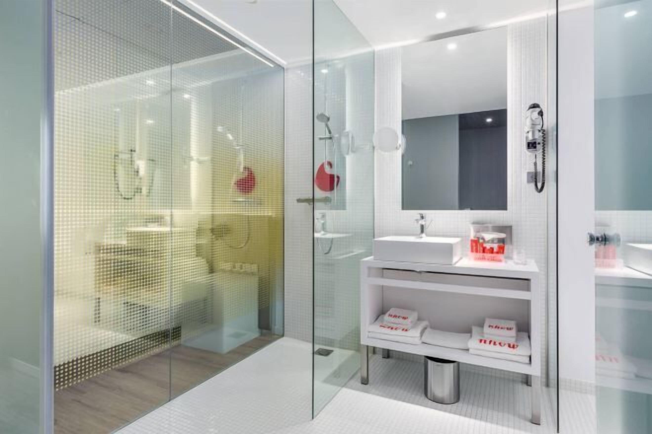 ห้องน้ำ | ของใช้ในห้องน้ำระดับพรีเมียม, ไดร์เป่าผม, รองเท้าสวมภายในห้อง