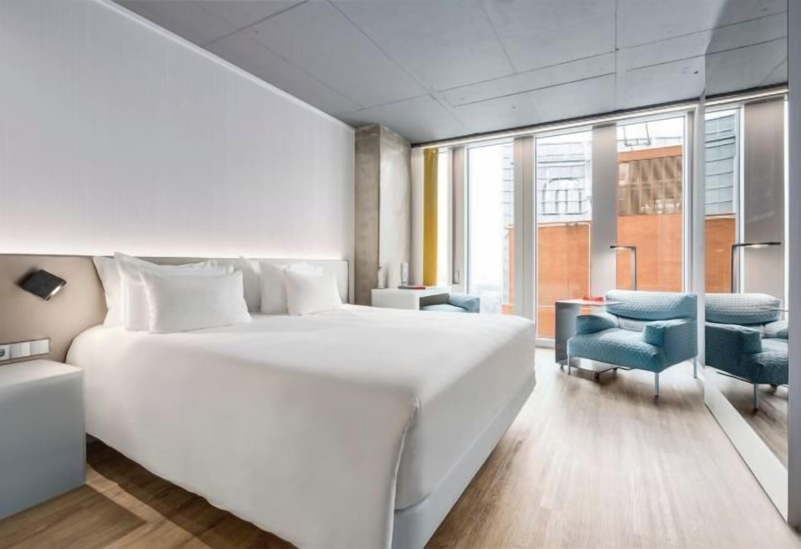 ตู้นิรภัยในห้องพัก, โต๊ะทำงาน, ห้องเก็บเสียง, เปล/เตียงเด็กอ่อน (ฟรี)