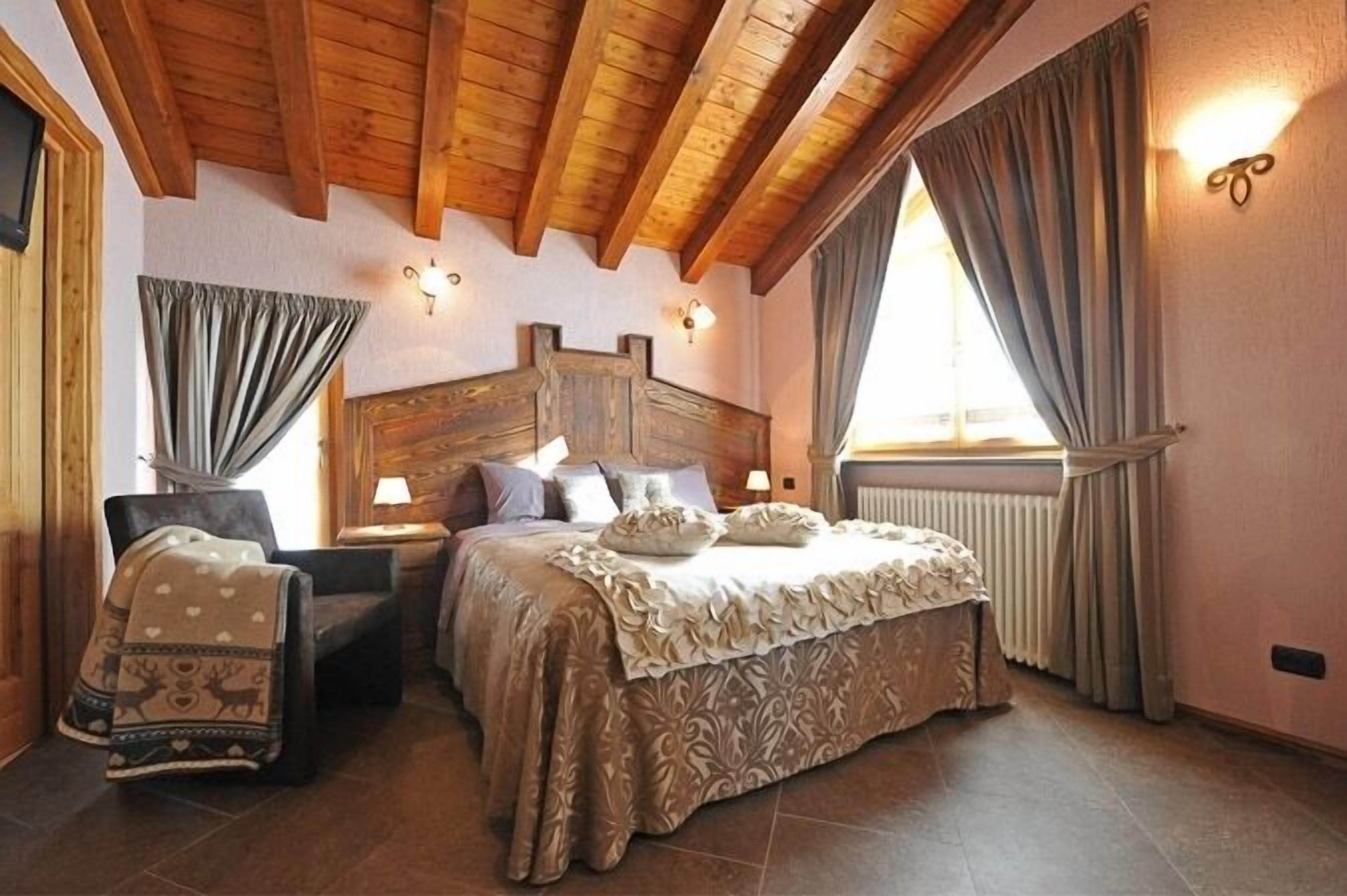 Premium bedding, in-room safe, desk, free WiFi