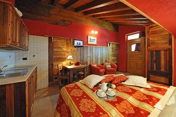 Studio | Premium bedding, in-room safe, desk, WiFi (free)