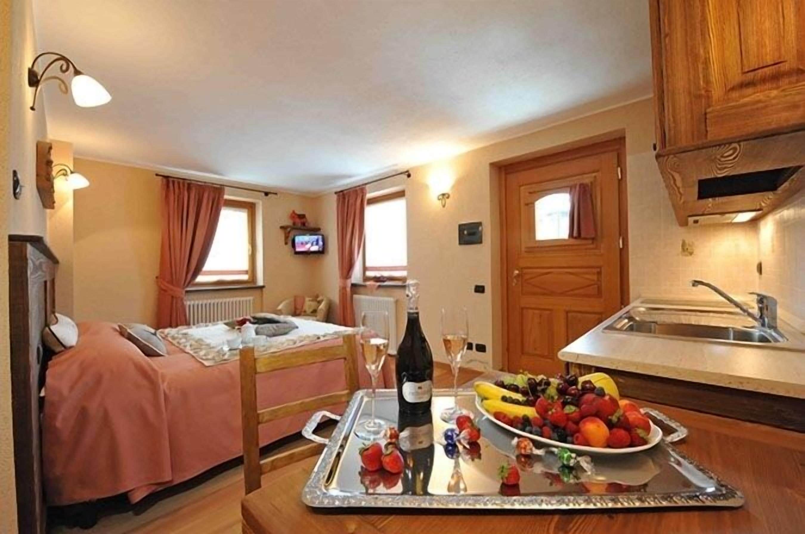 Premium bedding, in-room safe, desk, free WiFi