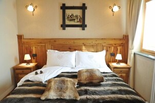 Roupas de cama premium, cofres nos quartos, escrivaninha